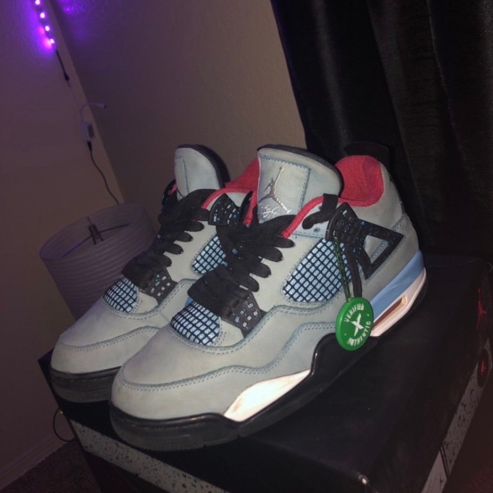 Jordan 4 Travis Scott